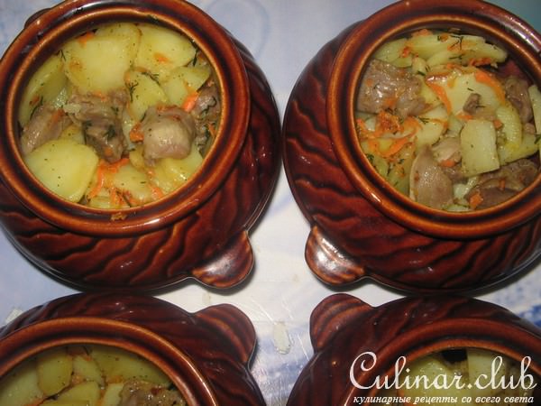 Жаркое в горшочке из куриных желудочков.