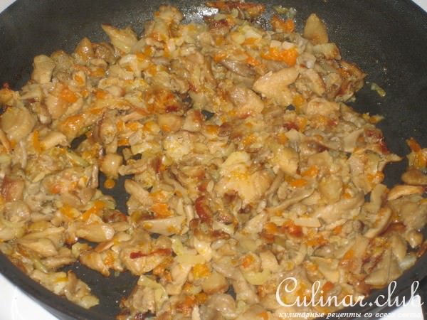 Рулет из свинины с грибами и солеными огурцами.