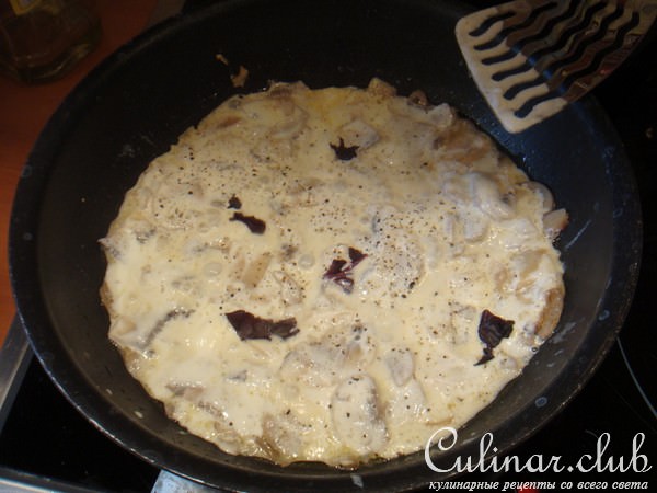 Мясной рулетик с грибным соусом