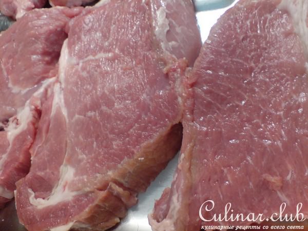 Свинина запечённая с луком,томатами и вином