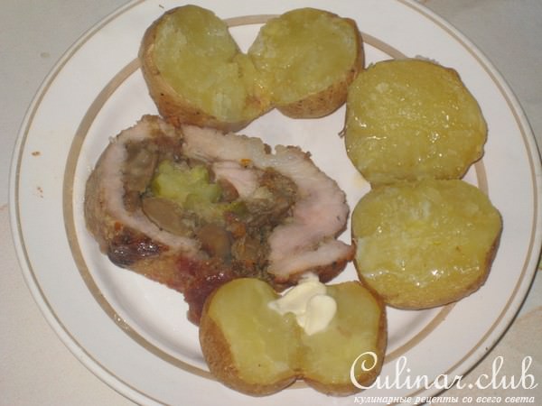 Рулет из свинины с грибами и солеными огурцами.