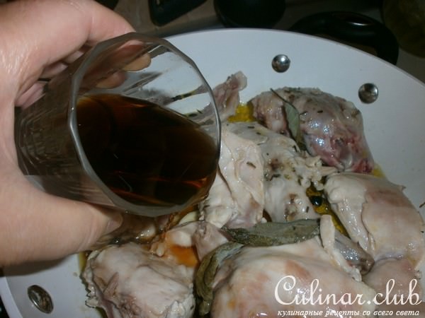 Кролик, тушенный в вине " Марсала" с оливками