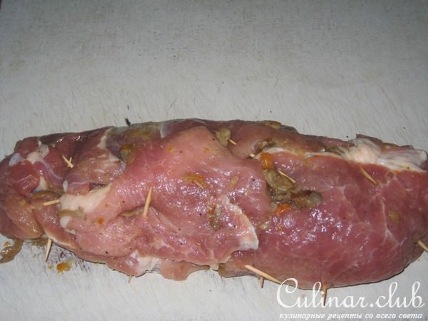 Рулет из свинины с грибами и солеными огурцами.