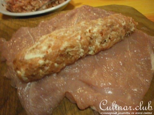 Рулет из куриной грудки, фаршированный фаршем из кролика со специями " Тамаро"