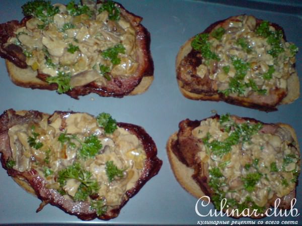 Шницели из сырокопченого мяса,запеченные под грибами с сыром