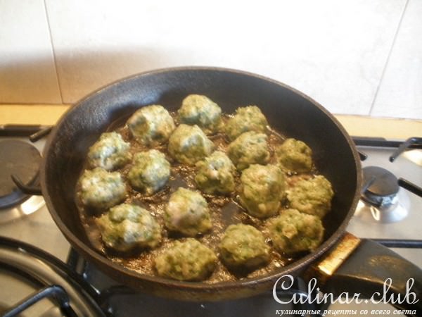 Куриные фрикадельки в соусе с зеленью, томатами и кокосовым молоком