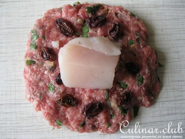 Коконы из говядины с курицей, изюмом и грецкими орехами