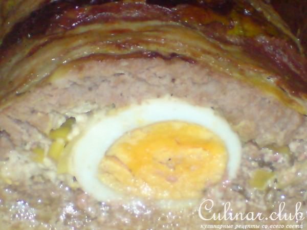 Рулет из фарша со сметанно-пореево-яичной начинкой,завернутый в порей и бекон