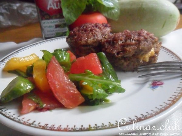 Мясные маффины с сырной начинкой