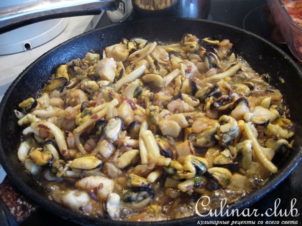 Лазанья с морским коктейлем и шпинатом