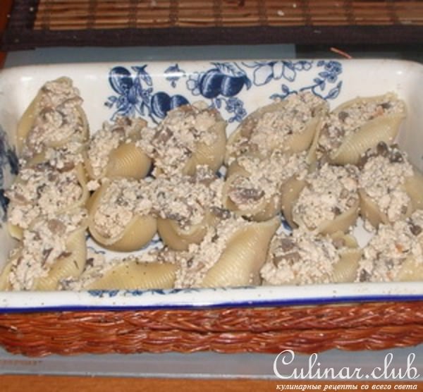 Ракушки фаршированные под томатным соусом