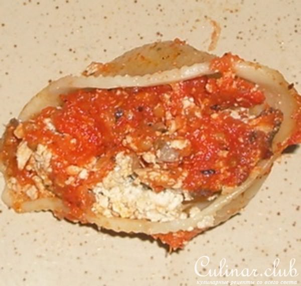 Ракушки фаршированные под томатным соусом