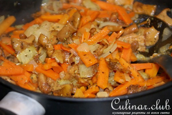 Жаркое из курицы и лисичек под сырным соусом
