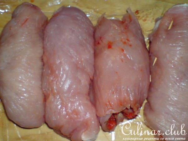 Рулеты из мяса индейки в паприково-сливочном соусе ,начиненные пореем
