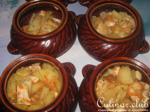 Жаркое в горшочке из курицы и капусты.
