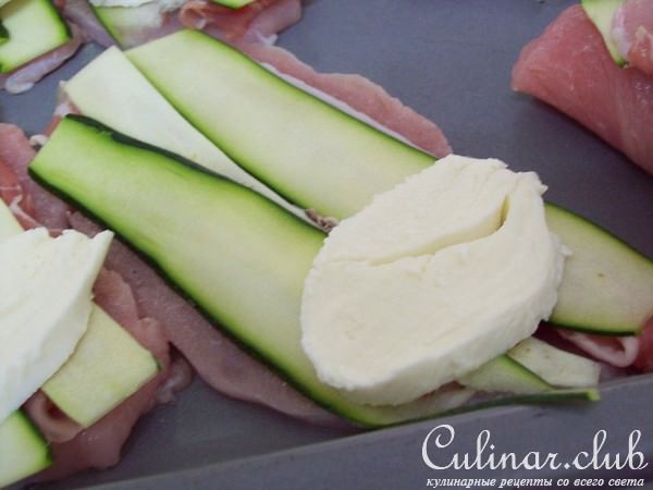 Куриные рулетики с моцарелой.