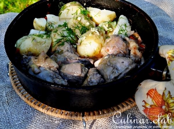Курица тушёная с чёрной смородиной