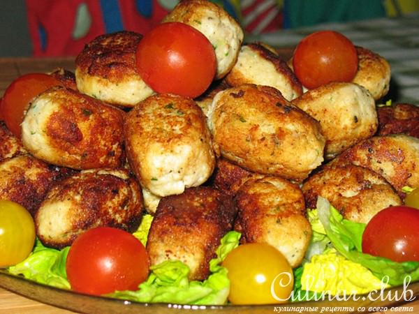 Фрикадельки из птицы с сыром фета и базиликом