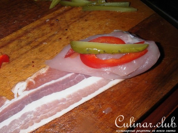 Куриные рулеты с огурцами и болгарским перцем в беконе