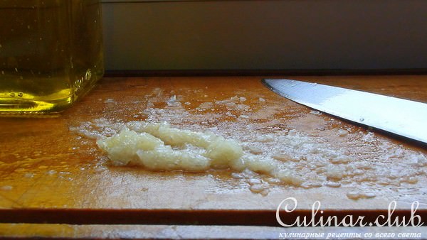 Курочка без костей, фаршированная японскими яичными блинчиками с сыром и паштетом.