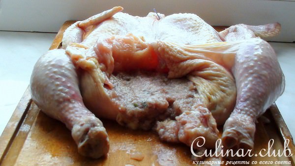 Курочка без костей, фаршированная японскими яичными блинчиками с сыром и паштетом.