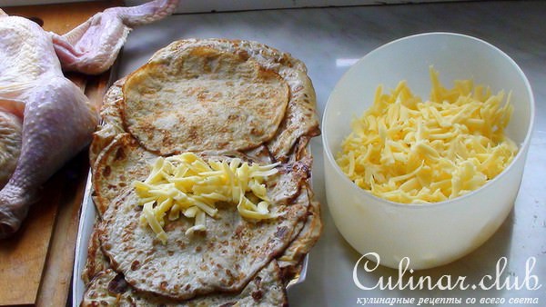 Курочка без костей, фаршированная японскими яичными блинчиками с сыром и паштетом.