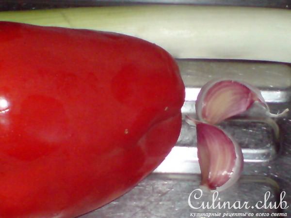 Рулеты из мяса индейки в паприково-сливочном соусе ,начиненные пореем