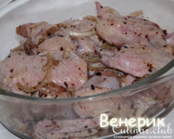 Запечённая картошка и маринованные куриные крылья