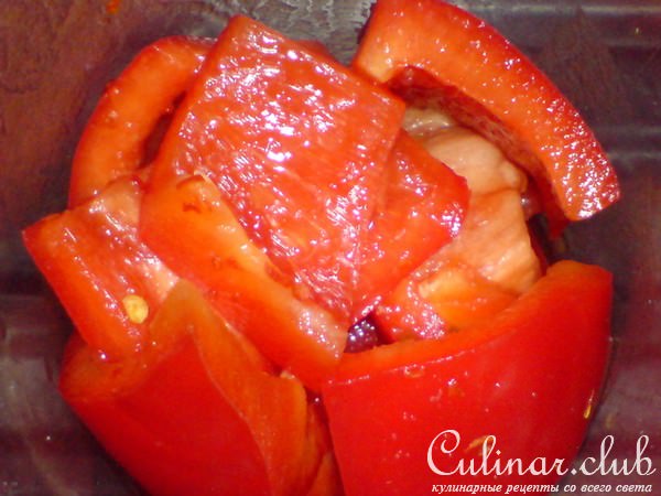 Рулеты из мяса индейки в паприково-сливочном соусе ,начиненные пореем