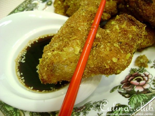 Пикантная курочка в хрустящей панировке с соусом.