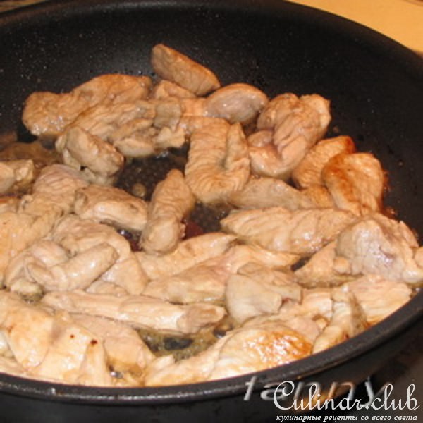 Жаркое из индейки и гусиной печени с яблоками и черносливом