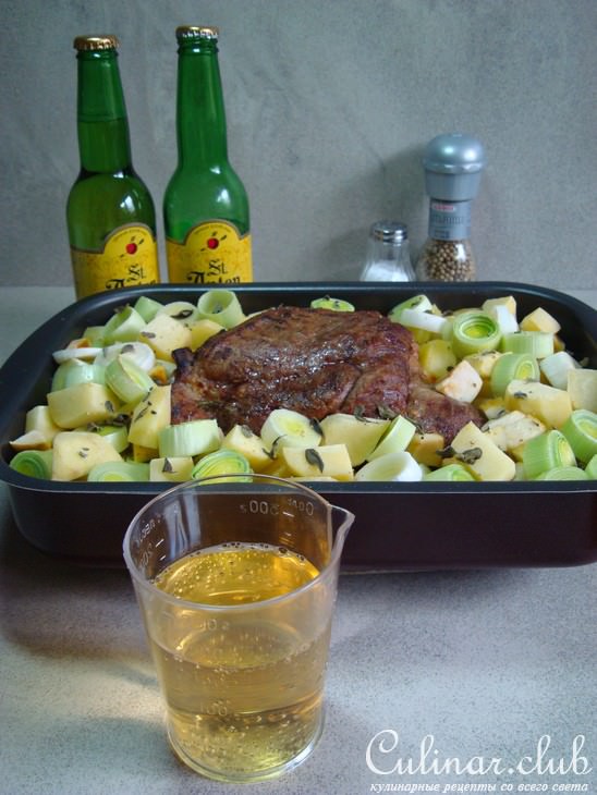 Бедро индейки с овощами, пореем и майораном.