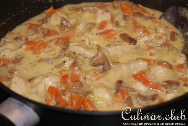 Жаркое из курицы и лисичек под сырным соусом