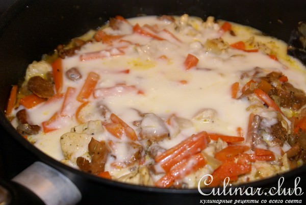 Жаркое из курицы и лисичек под сырным соусом