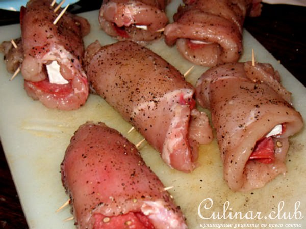 Рулончик из куриной грудки с начинкой из камамбера и салями
