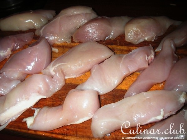 Куриные рулеты с огурцами и болгарским перцем в беконе