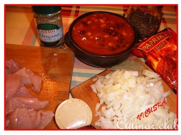 Огнеопасный чили с фасолью, грудинкой и рисом.