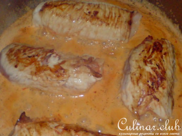 Рулеты из мяса индейки в паприково-сливочном соусе ,начиненные пореем