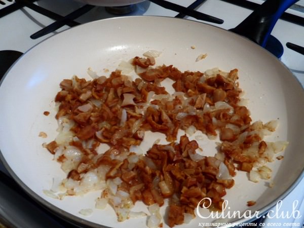 Фаршированные куриные окорочка рисом и лисичками.
