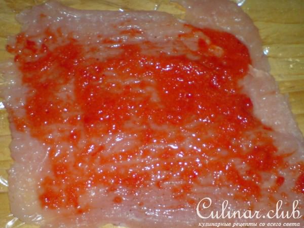 Рулеты из мяса индейки в паприково-сливочном соусе ,начиненные пореем