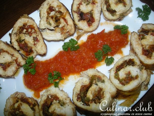 Куриные рулетики с вялеными помидорами.