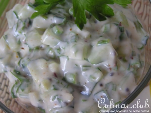 Куриные отбивные в хрустящей панировке с огуречной райтой. Лайт-вариант.