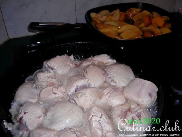 КУРИННЫЕ ГРУДКИ, ТУШЕННЫЕ С АЙВОЙ,ХУРМОЙ И ЯБЛОКАМИ.