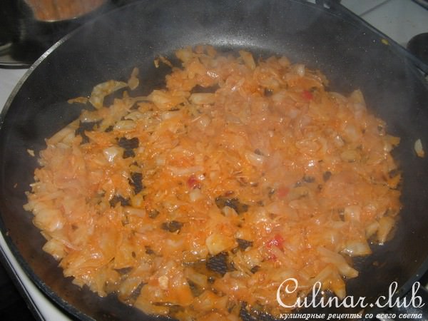 Жаркое в горшочке из курицы и капусты.