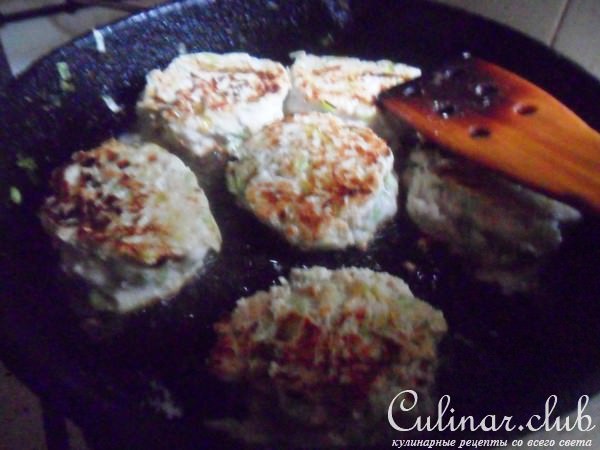Куриные оладьи с кабачком и пореем