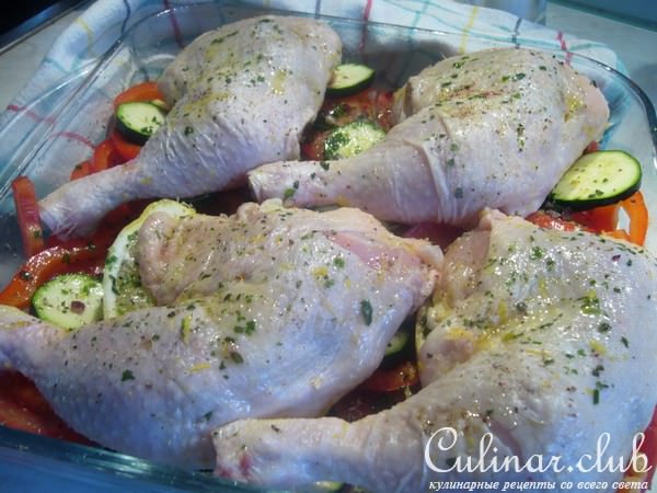 Лимонные куриные окорочка на подушке из овощей