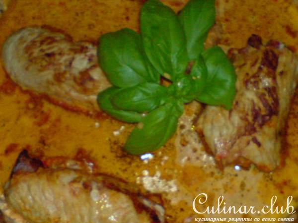 Рулеты из мяса индейки в паприково-сливочном соусе ,начиненные пореем