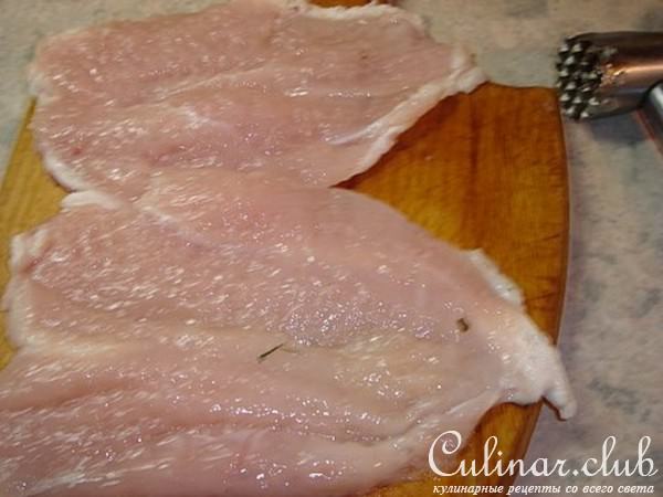 куриная грудка фаршированная вяленными помидорами и соусом из кинзы