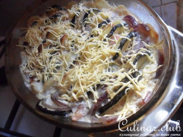 Индейка с кабачками, луком и картофелем