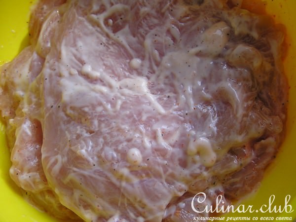 Куриные отбивные в хрустящей панировке с огуречной райтой. Лайт-вариант.